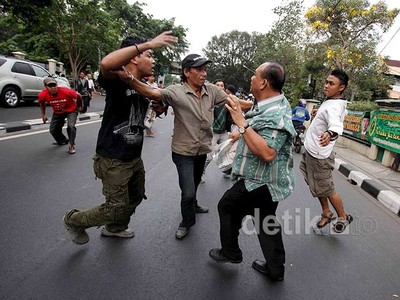 Pendemo Korupsi Alquran Dibubarkan Paksa