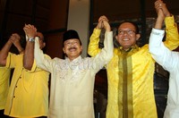 Foke dan jajaran DPD Golkar saling bergandengan tangan. Alasan Partai Golkar mendukung Foke karena pilgub nomor 1 tersebut dianggap sudah mengetahui seluk beluk kota Jakarta.