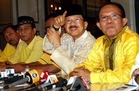 Jajaran DPD Golkar memberikan keterangan pers terkait dukungan mereka kepada pasangan Fauzi Bowo-Nachrowi Ramli di Alegro Distro & Bar di Mal Epicentrum, Jl HR Rasuna Said, Jakarta, Minggu (5/8/2012). (Ramses/detikcom).