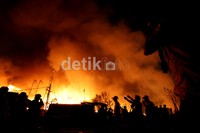 Ratusan rumah warga terbakar habis. Puluhan mobil pemadam kebakaran diterjunkan.