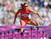 Altit AS Lolo Jones menyelesaikan lompat gawang 100 meter. Lighting yang sempurna dari pihak panitia dan kecerdasan fotografer menentukan keberhasilan sebuah foto. (Photo by Stu Forster/Getty Images)