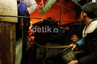 Api membakar kawasan padat penduduk di belakang TPU Karet Bivak.