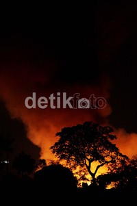 Ratusan warga saat ini masih mengungsi di pemakaman TPU Karet Bivak.