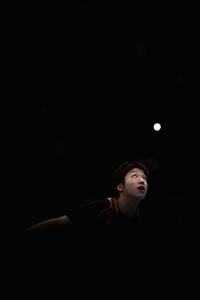 Atlet tenis meja Jepang Jun Mizutani memperhatikan laju bola saat melawan tim dari China. (Photo by Feng Li/Getty Images)