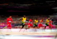 Adu cepat di final 1oo meter putra di Olyimpic Stadium. Teknik unik dan menarik dibuat untuk menmecah kebosanan memotret. (Photo by Mike Hewitt/Getty Images)
