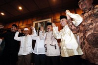 Foke dan para petinggi PAN saling bergandengan tangan disela-sela acara buka puasa di rumah dinas Menteri Kehutanan, Zulkifli Hasan.