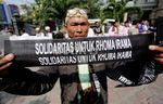 Gaya Penggemar Fanatik Dukung Rhoma