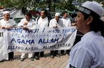 Gaya Penggemar Fanatik Dukung Rhoma