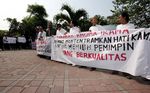 Gaya Penggemar Fanatik Dukung Rhoma
