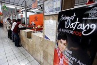 Beberapa warga mengirimkan paket untuk keluarganya melalui Kantor Pos Taman Fatahilah, Kota Tua, Jakarta Barat, Senin (6/8/2012).