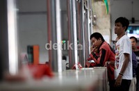 Menjelang Lebaran sejumlah kantor Pos mulai diserbu warga yang akan mengirimkan paket ke sanak keluarganya di kampung halaman.