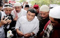 Rhoma datang sendiri dengan mobilnya. Ia diminta keterangan terkait ceramah agama yang menyebut pemimpin kafir tidak layak dipilih. Dan yang memilih orang kafir menjadi pemimpin, maka si pemilih itu menjadi musuh Allah.