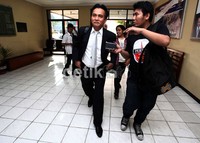 Mantan Menteri Hukum dan HAM itu berjalan menuju kantor Divisi Pembinaan Hukum Mabes Polri.