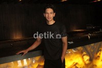 Dimas saat ditemui di sela-sela syuting film terbarunya, Loe Gue End di Fable Lounge & Dining, Kawasan SCBD, Sudirman, Jakarta, Minggu (5/8/2012). (Gusmun/detikHot).
