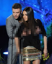 Justin dan Mila sukses membuat sensasi di atas panggung yang membuat penonton syok di acara MTV Movie Awards 2011. (Kevin Winter/Getty Images).
