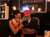 Ingin sahur gratis? Dombrut-lah tempatnya! Yuke dan Teges menyediakan menu gulai dan sop gratis untuk sahur. (Kanti/detikHot).