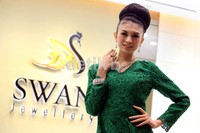 Artis Donita terlihat dengan balutan busana muslim warna hijau.