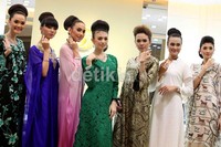Artis Donita (tengah) bersama para model lainnya memperagakan busana muslim karya Royal Kaftan By amy Atmanto.