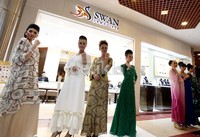 Sejumlah model memperagakan pakaian muslim.