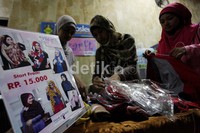 Harga yang mereka tawaran juga beraneka ragam, untuk jilbab mulai dari Rp 15 ribu sedangkan untuk kaos dengan harga mulai Rp 98 ribu.