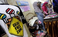 Selain kaos, mereka juga menjual kerudung atau jilbab dengan gaya trendi yang masa kini.