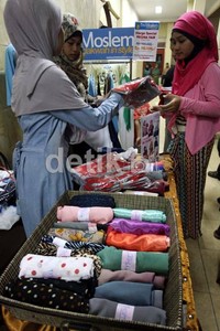 Pembeli memilih pakaian yang akan dibelinya.