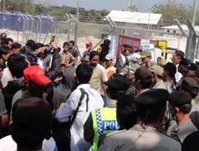 Ratusan Warga Demo Tuntut Dipekerjakan