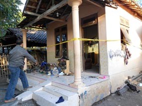 Duarr!!! Pasangan Suami Istri Ditemukan Terkapar di Dalam Rumah