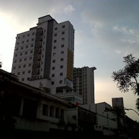 Pengembang Hotel Gino Feruci Janji Perbaiki Jalan Braga