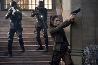 Jessica Biel tampak seksi dengan jaket kulit sambil memegang senjata. (Columbia Pictures).