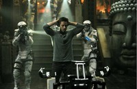 Douglas sedang lari dari kejaran polisi yang dikontrol Chancellor Cohaagen. (Columbia Pictures).