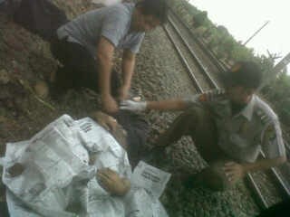 Sedang Terima Telepon, Yusuf Diserempet Kereta