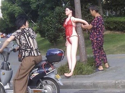 Wah! Boneka Seks Diikat ke Pohon untuk Kurangi Kecelakaan