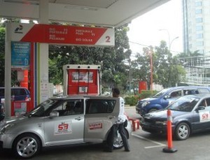 Jangan Coba-coba Terima Telepon Saat Isi Bensin!