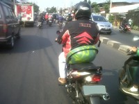 Pengki itu diikat ke bodi motor. (Foto Cahya Irawan)