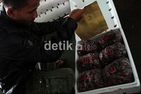 Pembeli memeriksa buah anggur asal China.