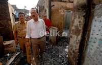 Gubernur DKI Jakarta Fauzi Bowo mengunjungi korban kebakaran di Bendungan Hilir (Benhil), Jakarta Pusat. Dalam kunjungannya, Foke menyatakan prihatin atas musibah yang dialami para korban.