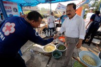 Foke mengunjungi dapur umum PMI.  Saya turut prihatin, kalau memungkinkan akan dibangun kembali, ujar Gubenur DKI Jakarta, Fauzi Bowo, di lokasi kebakaran, Jalan Kalimati, Bendhil, Jakpus, Selasa (7/8/2012).