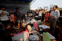 Foke yang datang mengenakan baju putih dan celana krem itu mengunjungi korban yang berada di tenda-tenda pengungsian dan warga sekitar. Menurutnya, untuk sementara ia akan memberikan bantuan yang dibutuhkan segera.