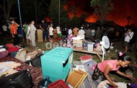 3 jam lebih api berkobar dan petugas pemadam belum bisa menundukan api. Api mulai berkobar usai buka puas sekitar pukul 19.00 WIB.