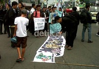 Dalam aksi ini, para mahasiswa juga melakukan pengumpulan sumbangan. Rencananya dana yang terkumpul akan didonasikan untuk membantu Muslim Rohingya. (Khairul Ikhwan/detikcom).
