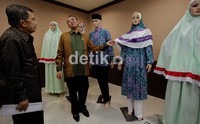 Suryadharma menunjukan seragam haji jamaah Indonesia. Batik dan warna merah putih menjadi pilihan dominan.