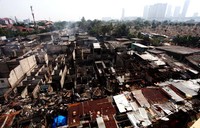 Meski api telah padam, asap masih terlihat mengepul dari lokasi kebakaran. Kebakaran masih menjadi momok menakutkan bagi warga yang hidup di pemukiman padat.