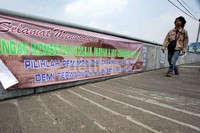 Tidak disebutkan maksud spanduk tersebut menunjuk ke proses pemilihan yang mana. Hanya saja, di bagian bawah spanduk tertulis kelompok yang membuat spanduk dan mengatasnamakan sebagai Garda Pribumi Asli.
