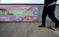 Spanduk ini terlihat banyak di kawasan Tomang menuju Harmoni. Hingga jarak 300 meter dari  kantor Panwaslu DKI Jakarta, spanduk ini masih terlihat.