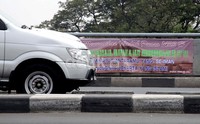 Spanduk ini tidak menunjuk jelas kepada proses pemilihan pemimpin yang mana. Hanya saja, momentumnya bertepatan dengan proses Pilgub DKI Jakarta.