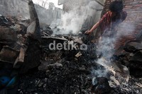 Sejumlah warga mulai mengais sisa-sisa kebakaran.