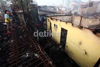 Ratusan rumah di kawasan kawasan Karet Bivak, Jakarta Pusat, terbakar, Senin (6/8/2012) malam. Diduga kebakaran berasal dari arus pendek listrik.