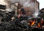 Warga Mengais Sisa Kebakaran