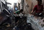 Warga Mengais Sisa Kebakaran